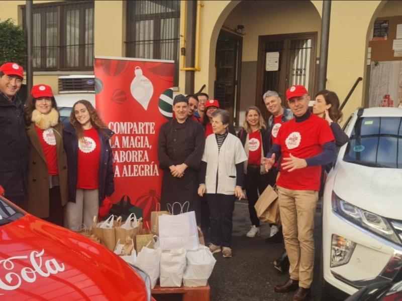 Coca-Cola reparte comidas de Navidad en Oviedo