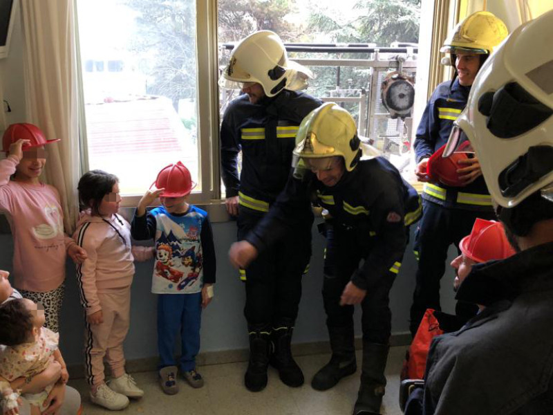 Los bomberos de Vitoria en una visita a los niños ingresados en Txagorritxu