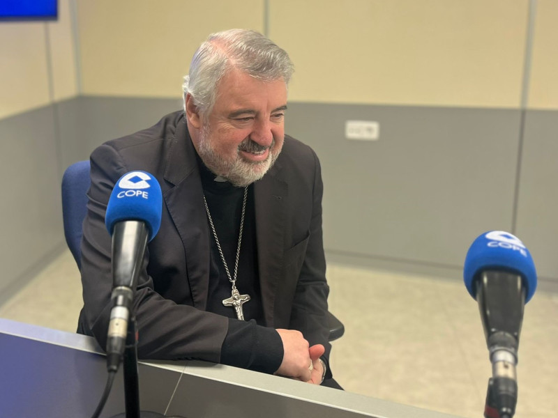 Monseñor Carlos Escribano en los estudios de COPE Zaragoza.