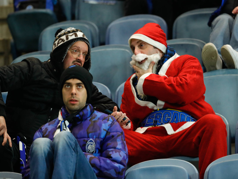 Aficionado disfrazado de Papa Noel en las gradas del estadio del Atalanta.