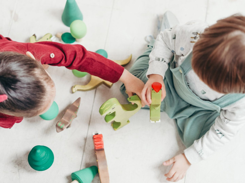 Niños jugando con juguetes