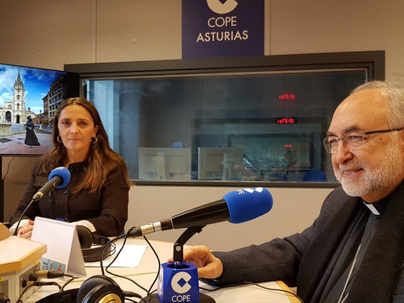 La jefa de Redacción de COPE Asturias, Inmaculada Rivas, y el Arzobispo de Oviedo, Monseñor Jesús Sanz Montes, en el estudio principal de COPE en Oviedo