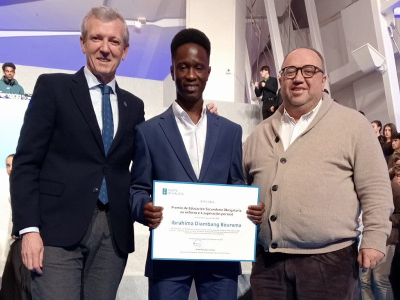 Ibrahima posa con su diploma junto al presidente de la Xunta y el director de los centros San Aníbal, Jesús Iglesias