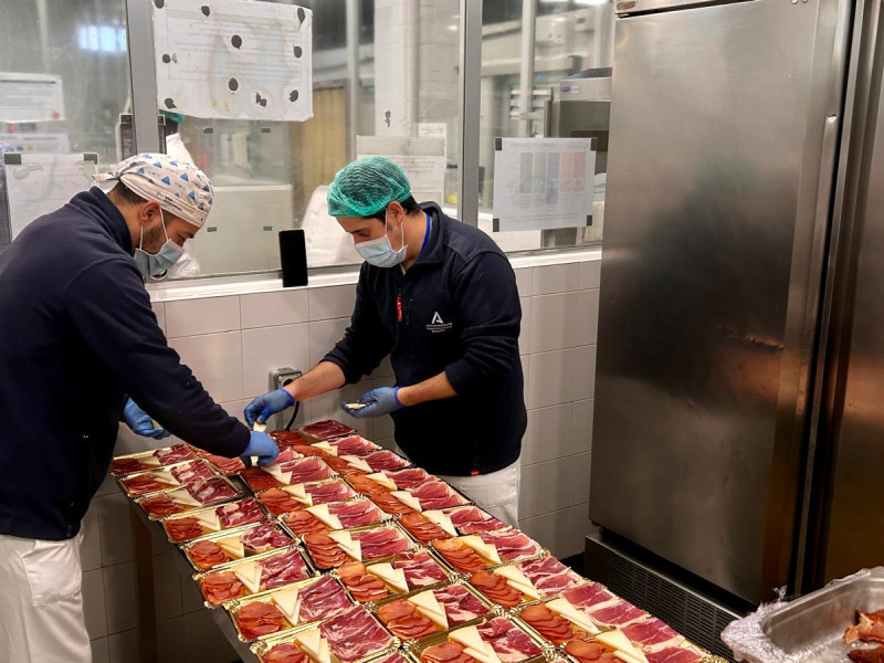 Mohamed y Fran preparando las bandejitas de ibéricos