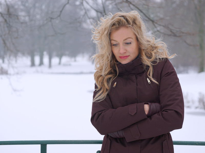 mujer triste en invierno