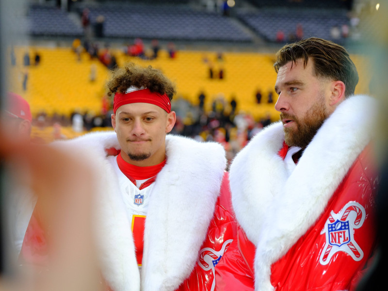 Patrick Mahomes y Travis Kelce tras la victoria en Pittsburg de los Chiefs.