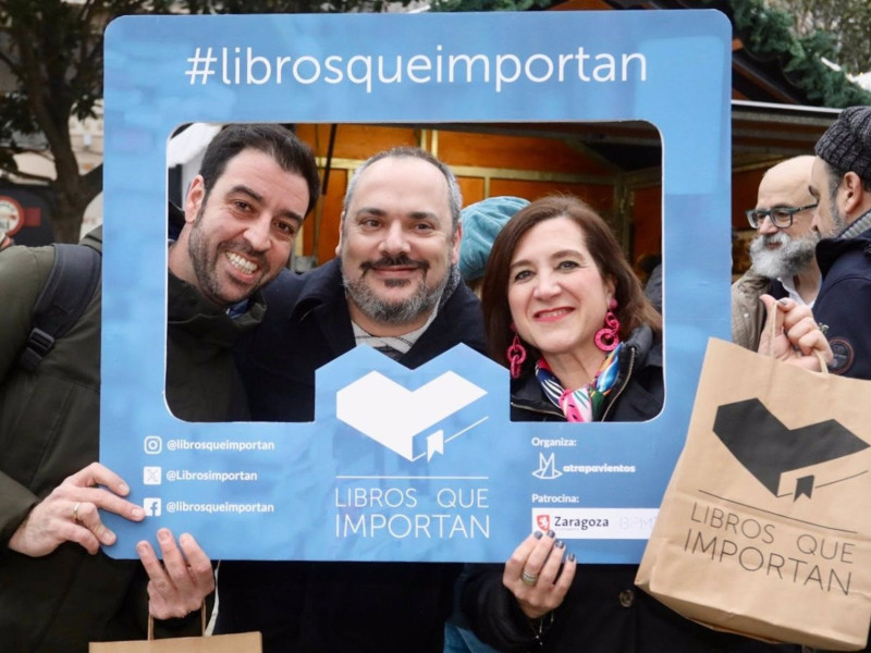 La Red Municipal de Bibliotecas apadrina la iniciativa 'Libros que Importan'.La Red Municipal de Bibliotecas de Zaragoza apadrina, por primera vez, la iniciativa "Libros que Importan", cuya VIII edición regresa a la plaza del Pilar con el amigo invisible literario más esperado. La caseta de esta iniciativa se ha inaugurado este jueves, y permanecerá abierta hasta el próximo lunes, día 30.CULTURADANI MARCOS