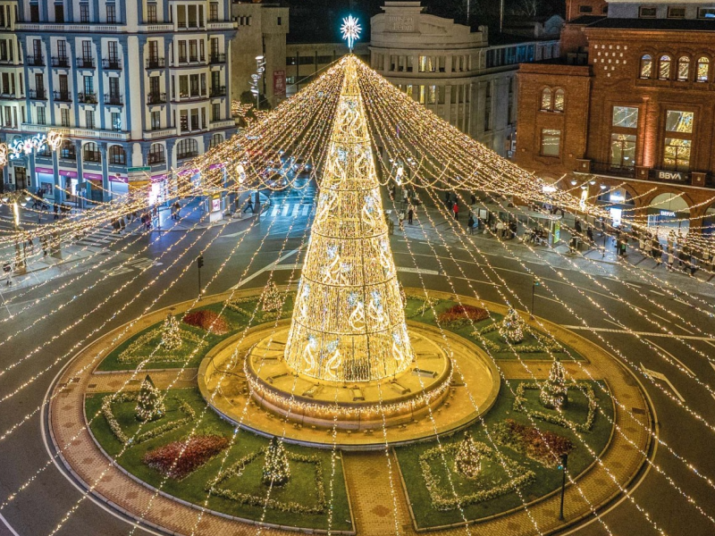 Plaza de Santo Domingo. Este año han colocado este super árbol navideño.