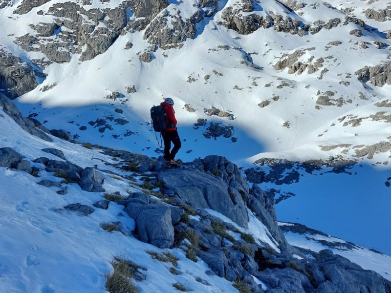 Se reanuda la búsqueda en Picos de Europa del joven montañero leonés tras cuatro días perdido.El dispositivo de búsqueda en Picos de Europa del joven montañero leonés, de 23 años, se ha reanudado a primera hora de esta mañana con la participación de efectivos de GREIM de la Guardia Civil de Asturias y Cantabria, así como integrantes de los servicios de emergencias de ambas comunidades autónomas que, además de por tierra, rastrean la cordillera por aire con helicópteros y drones.SOCIEDAD ESPAÑA EUROPA CANTABRIA112 CANTABRIA