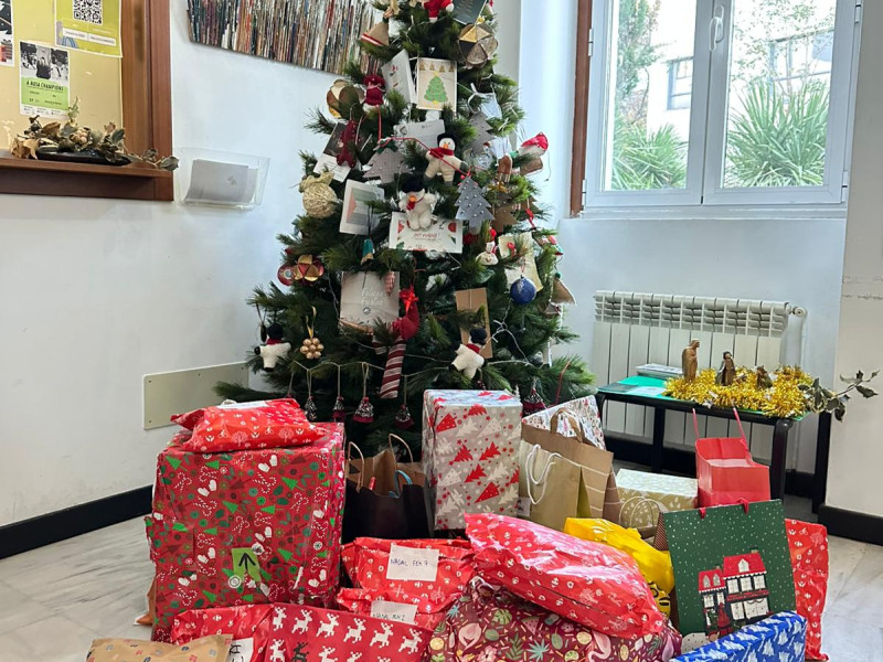 Árbol con los regalos en Doa Saúde Mental