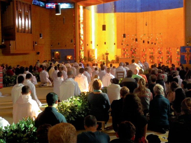 Comunidad de Taizé en oración. 2020