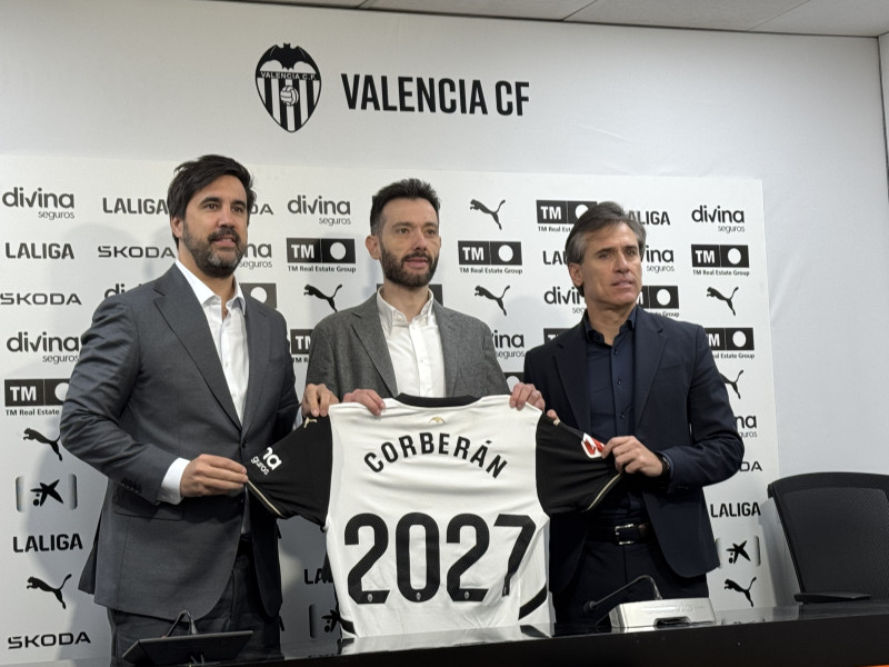 Carlos Corberán, entre Javier Solís y Miguel Ángel Corona, ha firmado hasta el 2027 con el Valencia CF