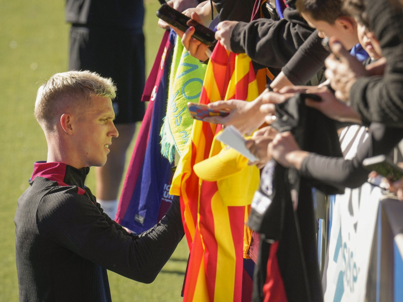 Dani Olmo firma autógrafos durante el entrenamiento del primer equipo de este domingo.