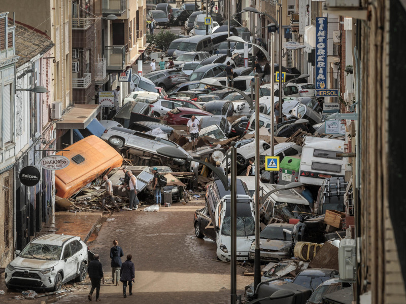 Vehículos amontonados en una calle tras las intensas lluvias de la fuerte dana en Alfafar, Valencia, el 30 de octubre de 2024. El año 2024 quedó marcado para siempre en el imaginario colectivo de los españoles por las devastadoras inundaciones en la provincia de Valencia (este) generadas por la dana del 29 de octubre que, con unas precipitaciones que batieron el récord de lluvia máxima en una hora registrada en España, dejaron una profunda cicatriz. El peor balance del temporal es la cifra de víctimas mortales: 222 personas, se busca todavía a otras 4, de todas las edades arrastradas por el agua mientras estaban en sus coches, garajes o en las planta bajas de sus casas. EFE/Biel Aliño