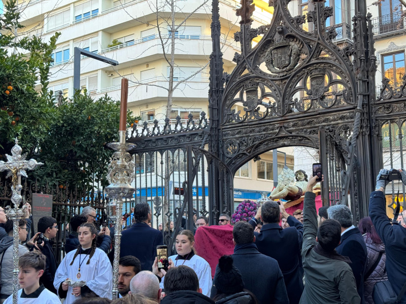 El Cristo de la Misericordia (Silencio) llega a la calle Oficios