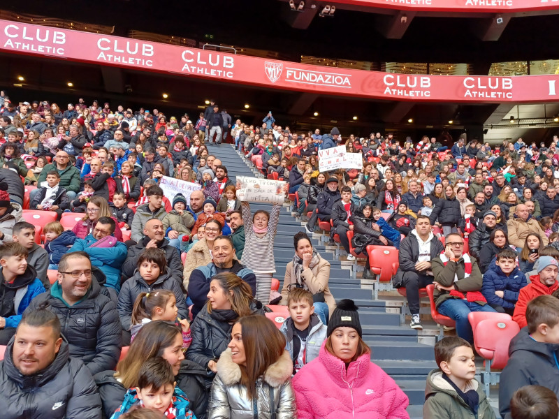 Los "txikis" reclaman las camisetas de sus jugadores favoritos