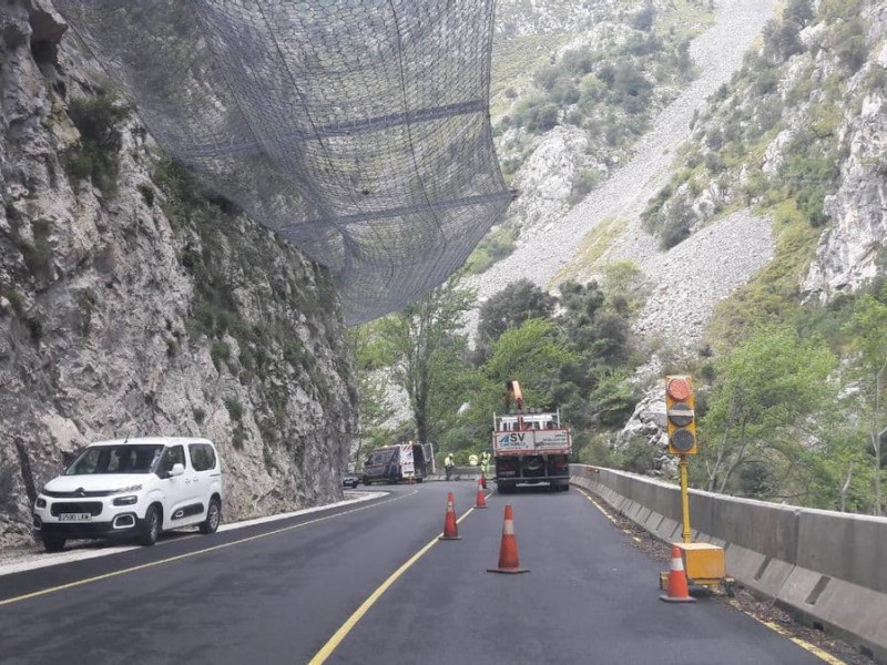 Semáforo que regula la circulación por el desfiladero de la Hermida