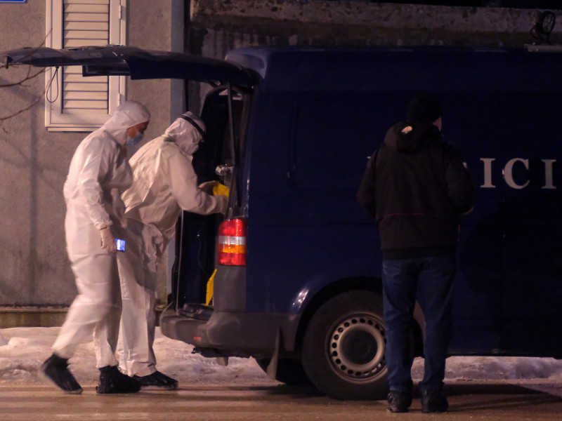 Detectives forenses inspeccionan la escena del crimen en Cetinje, Montenegro, el 1 de enero de 2025