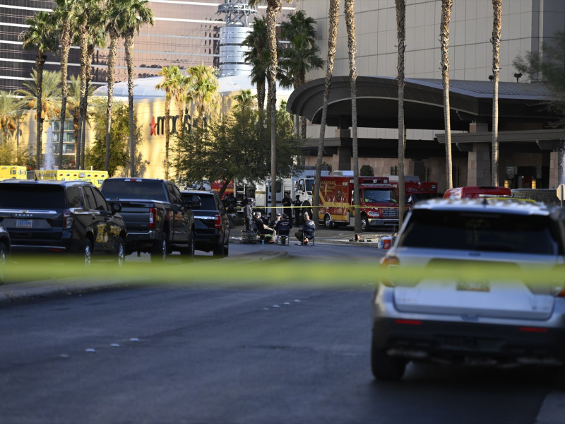 Agentes de la ley se encuentran detrás de una cinta amarilla cerca de la entrada de la Torre Trump, después de que un Tesla Cybertruck se incendiara y explotara afuera del vestíbulo del hotel del presidente electo de Estados Unidos, Donald Trump.