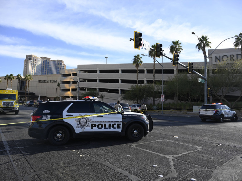 Agentes de la ley se encuentran detrás de una cinta amarilla cerca de la entrada de la Torre Trump, después de que un Tesla Cybertruck se incendiara y explotara afuera del vestíbulo del hotel del presidente electo de Estados Unidos, Donald Trump.