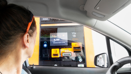 Conductora en una cabina de peaje en la autopista Ap-7 entre Barcelona y Valencia en España