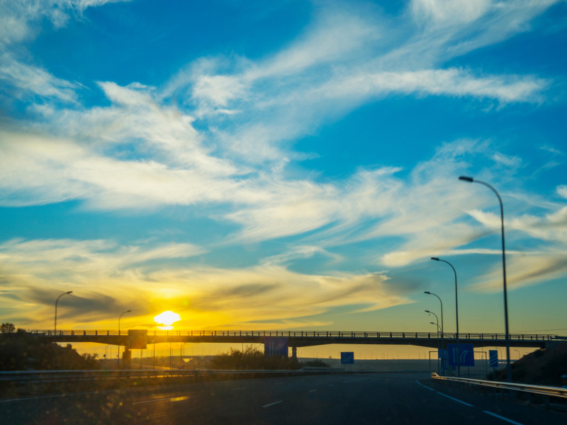 Autopista AP-36 al atardecer. Provincia de Toledo, Castilla La Mancha, España