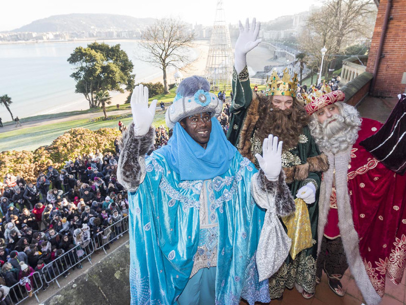 En San Sebastián, los Reyes Magos saludan desde el Palacio Miramar