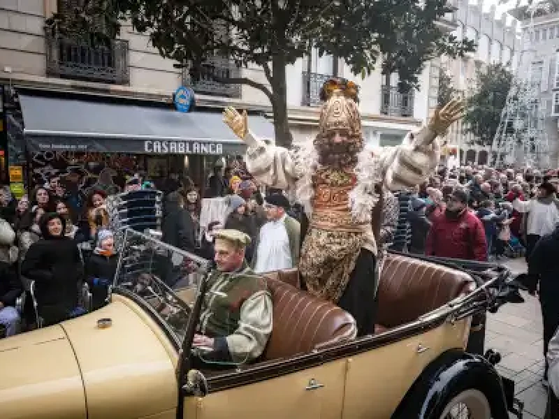 Los Reyes Magos se trasladan al Ayuntamiento en coches clásicos