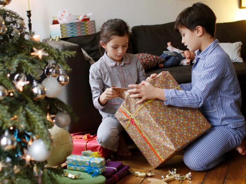 Niños abriendo sus regalos en la mañana de Reyes