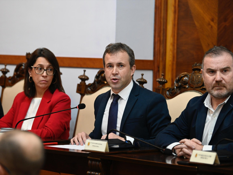 El socialista Julio Millán durante su intervención para defender la moción de censura