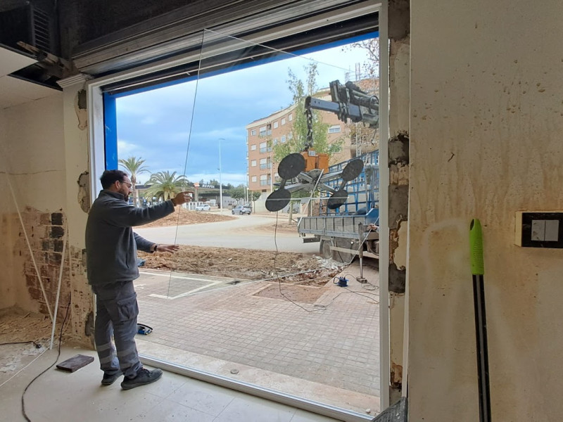 Trabajos de reparación de la academia de idiomas afectada por la DANA en Catarroja