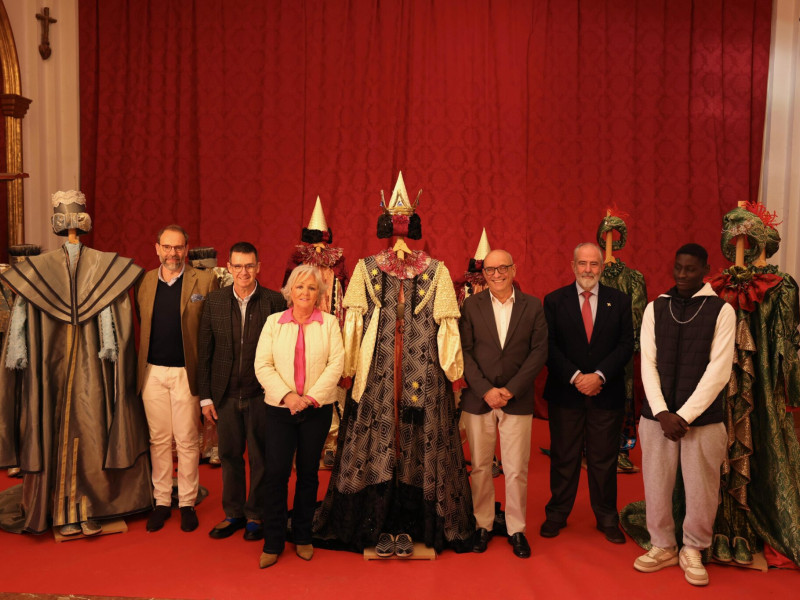 Imagen del acto de presentación de los trajes de los tres Reyes Magos.