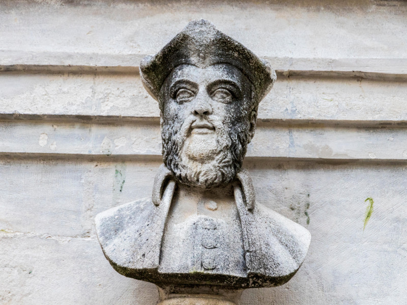 Fuente de agua con un busto de Michel de Nostradame o Nostradamus en el casco antiguo de su ciudad natal y lugar de nacimiento de Saint-Remy-de-Provence, Francia