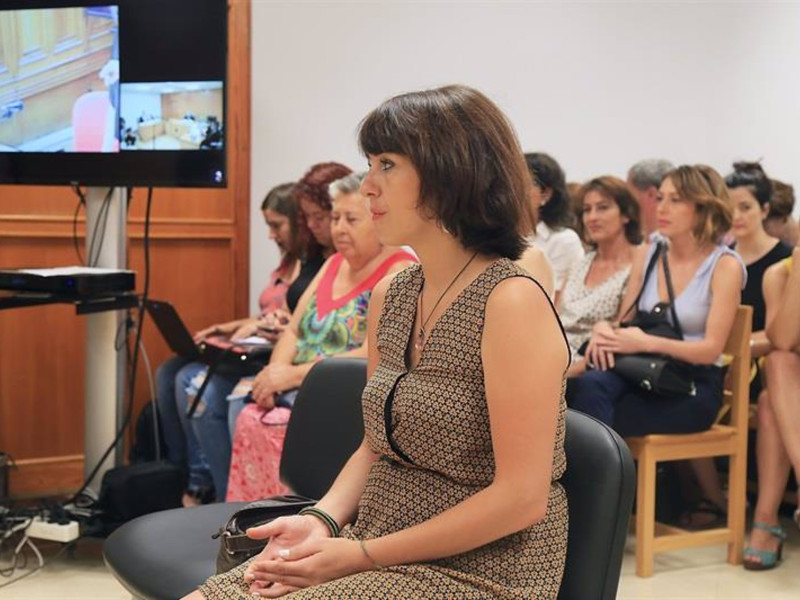 Juana RivasLa defensa de Juana Rivas, condenada a prisión por la sustracción de sus dos hijos menores en el verano de 2017 y objeto de un indulto parcial por parte del Gobierno de España y que recientemente interponía una denuncia en un juzgado de Málaga contra su expareja y padre de sus hijos, Francesco Arcuri, por dos presuntos delitos de coacción a testigo y de amenazas ocurridos en Italia; ha informado este jueves de la interposición de un nuevo escrito ante la Corte de Apelación de Cagliari (Italia), solicitando que su hijo menor de edad permanezca en España por entender que se encuentra "en una situación de grave riesgo", en alusión al escrito de procesamiento de la Fiscalía de dicha ciudad italiana contra Arcuri por presunto maltrato a sus hijos.POLITICA POOL