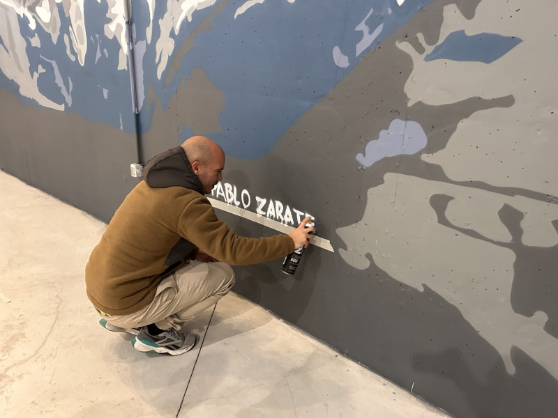 El artista Pablo Ibáñez firmado el mural