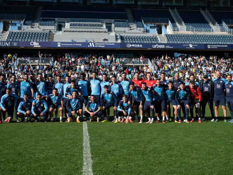 Imagen de la plantilla con la grada de Tribuna de fondo.