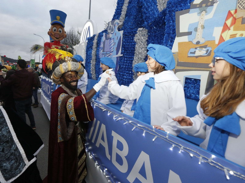 El Rey Baltasar saludando a los niños que participaron en la Cabalgata de Reyes de 2023