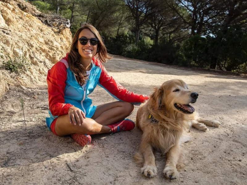 María junto a su perro guía, Tavish