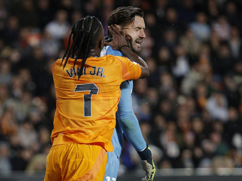 Vinicius golpea a Dmitrievski en el Valencia - Real Madrid