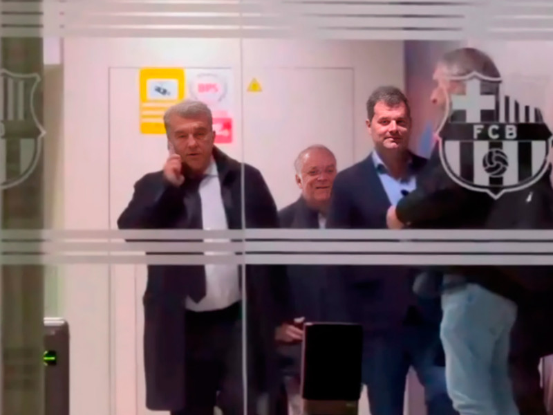 Joan Laporta, saliendo de noche de las oficinas del FC Barcelona