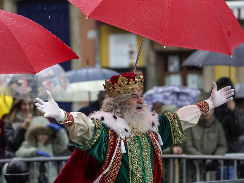 El Rey Melchor protegiéndose de la lluvia (Imagen de archivo)