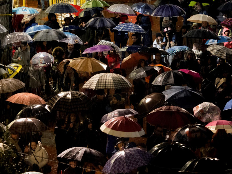 Público asistente a una cabalgata de Reyes Magos marcada por la lluvia (Imagen de archivo)