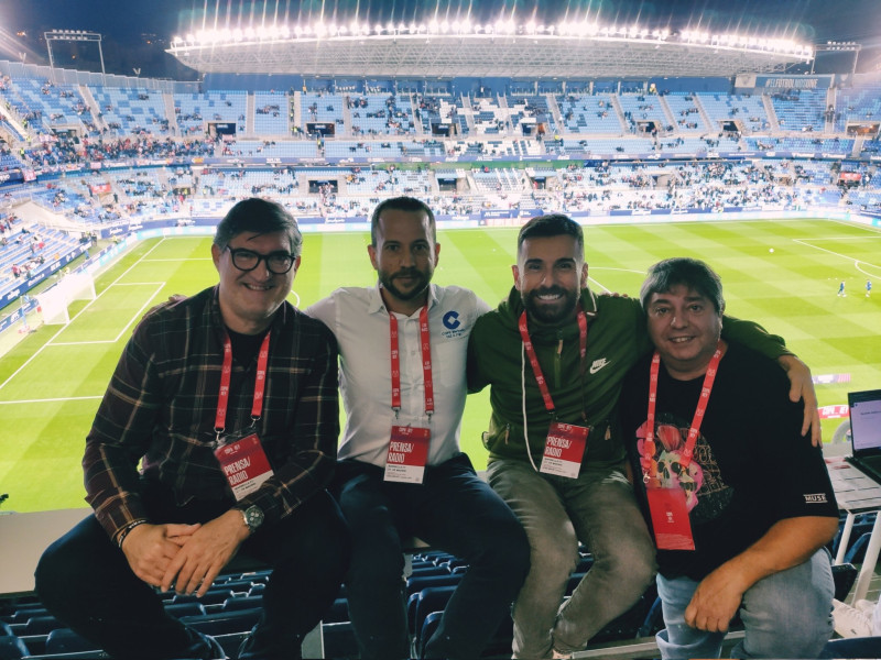 El equipo de Tiempo de Juego en La Rosaleda antes del Marbella-Atlético