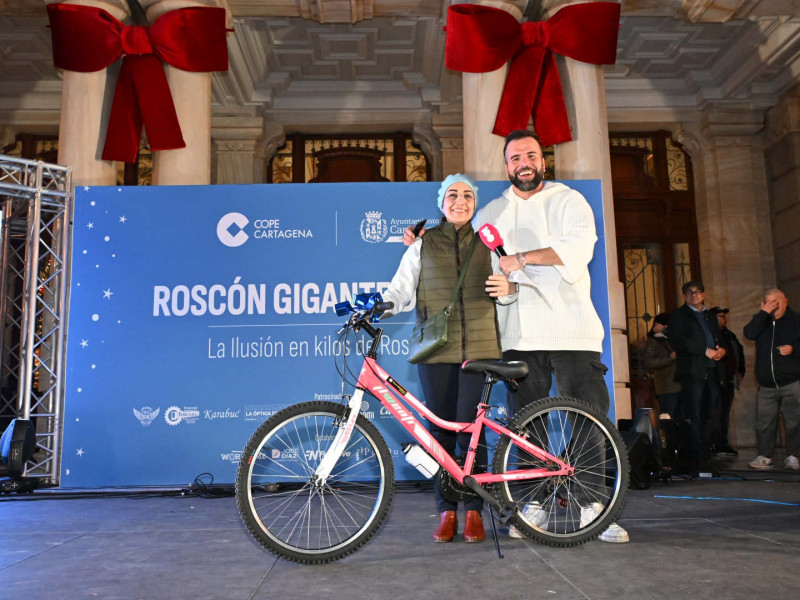 El ganador de una de las bicicletas