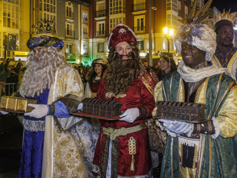 Melchor, Gaspar y Baltasar portan el oro, el incienso y la mirra durante la Cabalgata de Reyes Magos de Burgos, en 2024