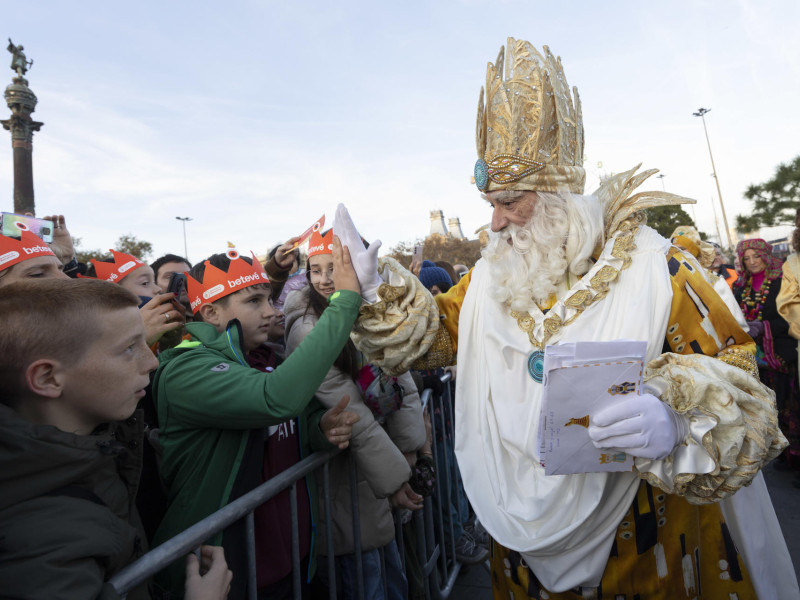 BARCELONA, 05/01/2025.- Sus majestades los Reyes Magos de Oriente llegan este domingo a Barcelona a bordo del pailebote Santa Eulàlia para la tradicional cabalgata. EFE/ Marta Pérez