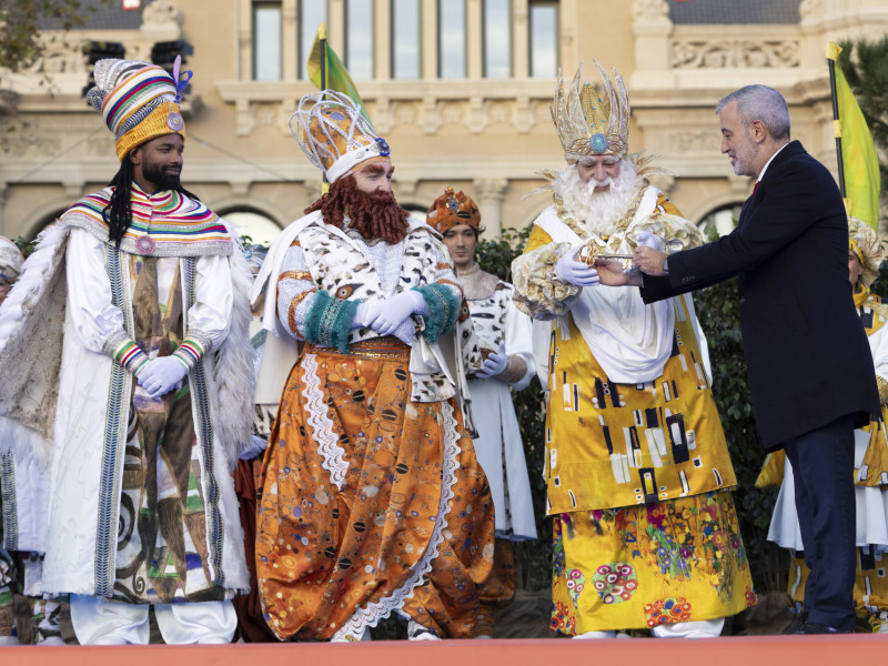 BARCELONA, 05/01/2025.- Sus majestades los Reyes Magos de Oriente son recibidos por el alcalde de la ciudad, Jaume Collboni (d), este domingo a su llegada a Barcelona para la tradicional cabalgata. EFE/ Marta Pérez