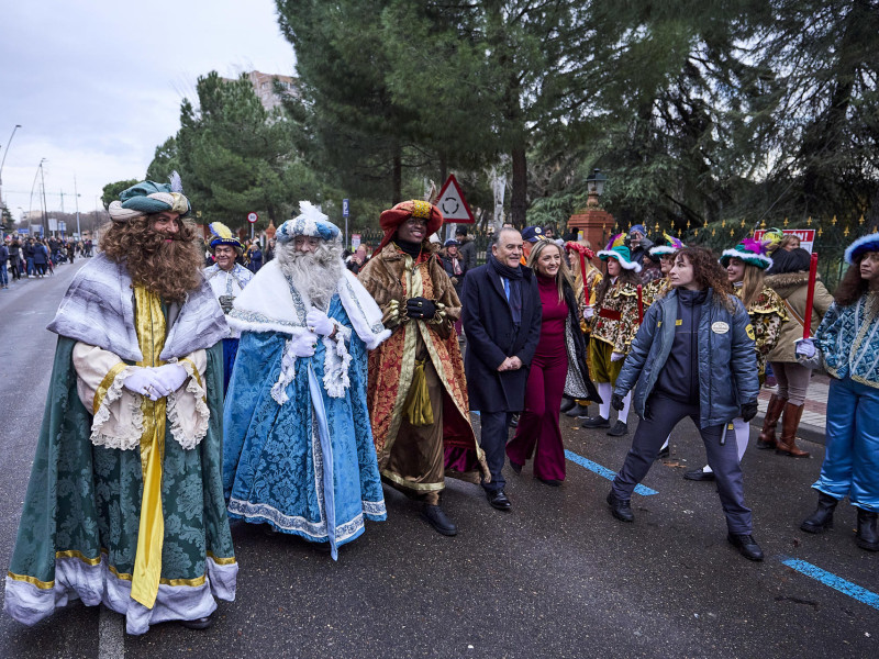 TALAVERA DE LA REINA (CASTILLA LA MANCHA), 05/01/2025.- Fotografía de la tradicional cabalgata de Reyes Magos este domingo, en Talavera de la Reina bajo una constante lluvia. EFE/Manu Reino