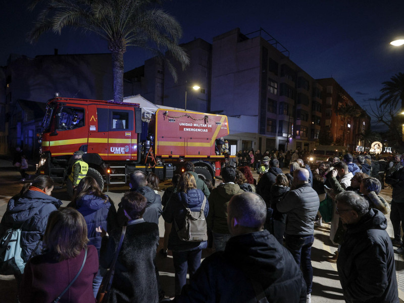 GRAFCVA4569. PAIPORTA (VALENCIA), 05/01/2025.- Los Reyes Magos han protagonizado este domingo por la tarde las cabalgatas que recorrido las calles de numerosas localidades de la Comunitat Valenciana, las más emotivas han sido las que han recorrido las localidades afectadas por las riadas. En la imagen un miembros de la UME participan en la cabalgata y reciben el aplauso de los vecinos de Paiporta. EFE/Manuel Bruque