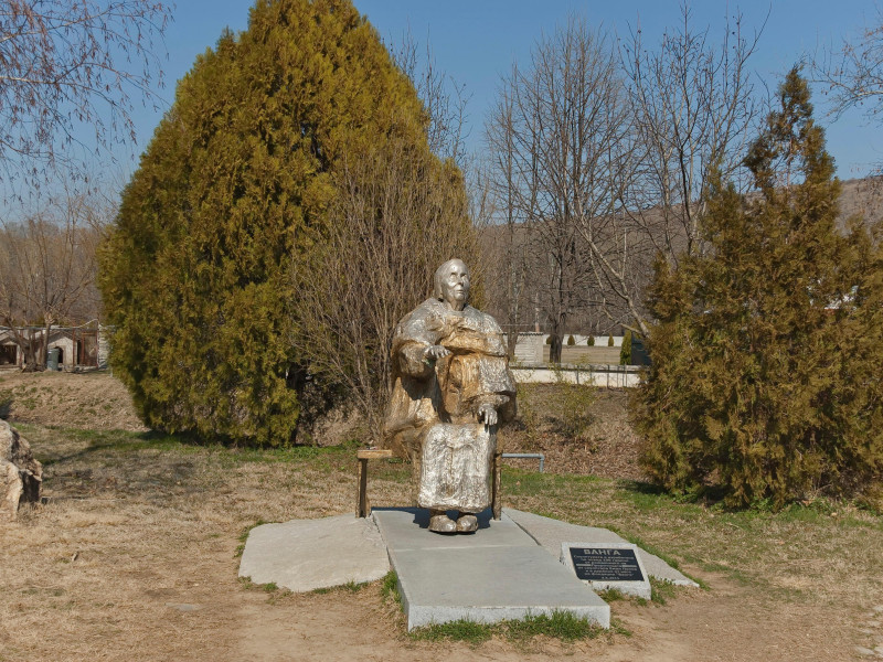 Escultura de la profeta búlgara Baba Vanga en Rupite, su lugar favorito, Bulgaria, escultor Emil Popov